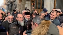 Շիրակի թեմի առաջնորդը վերադարձավ իր կեցավայր. նրան արգելված է պատարագի մասնակցել