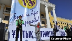 Ректор Казахского гуманитарно-юридического университета Максут Нарикбаев (в центре) танцует казахский национальный танец каражоргу. Астана, 21 сентября 2010 года.