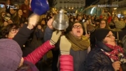 Стуком по каструлях іспанки почали жіночий страйк (відео)