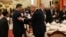 Председатель КНР Си Цзиньпин и президент США Дональд Трамп пожимают друг другу руки во время государственного банкета в Доме народных собраний в Пекине. 14 мая 2026 года