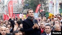 Кандидат в мэры Стамбула Мустафа Сарыгюль на акции протеста против политики Эрдогана. 26 февраля 2014 года.