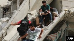 После очередного воздушного удара по району Алеппо, удерживаемому оппозицией