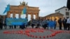 Акция памяти жертв депортации: «Зажги свечу в своем сердце» возле Бранденбургских ворот. Берлин, 18 мая 2016 года