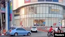 Люди убегают из торгового центра, где военный открыл огонь, 8 февраля 2020 год 