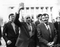До голодуючих студентів долучилися і деякі народні депутати. На фото Степан Хмара з піднятою рукою