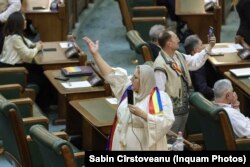 Diana Șoșoacă, în timp ședinței în care parlamentarii actualei legislaturi au depus jurământul. 21 decembrie 2024.