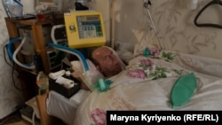 Анатолій Кучинський 10 років хворіє на бічний аміотрофічний склероз і повністю залежний від апарату штучної вентиляції легень. Чернігів, січень 2026 року