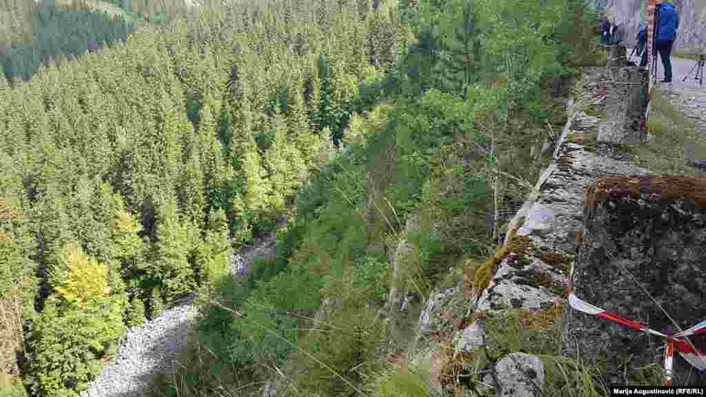 Ponor u koji su pali strijeljani logoraši.