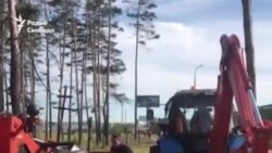 Абаронцы Курапатаў кідаюцца пад будаўнічую тэхніку. ВІДЭА