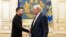 АҚШ-тың Украина бойынша бұрынғы арнайы уәкілі Кит Келлогг (оң жақта) және Украина президенті Владимир Зеленский. Киев, 11 қыркүйек, 2025 жыл. 