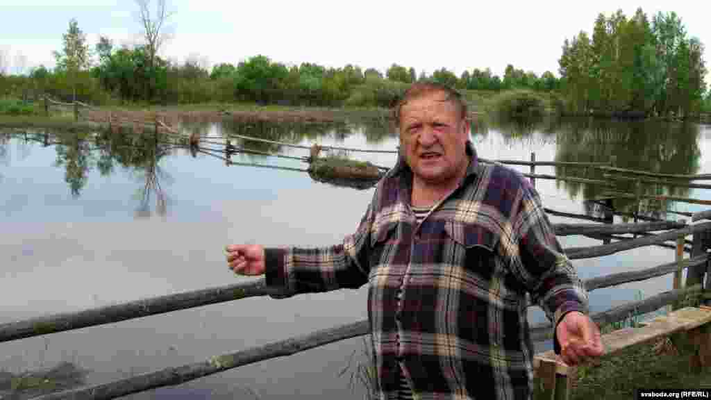 Лявон Прыкота ля сажалкі-гароду