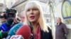 2017: Elena Udrea în fața sediului DNA