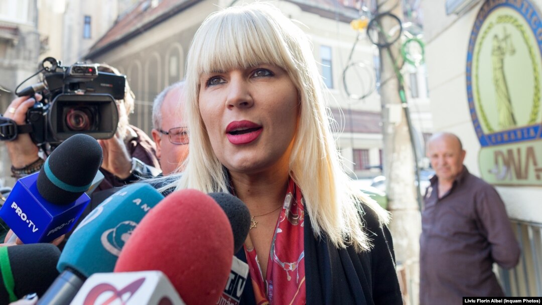 2017: Elena Udrea în fața sediului DNA