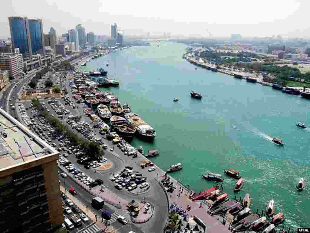 خور دبی، این آبراه یکی از جاذبه های گردشگری شهر است.