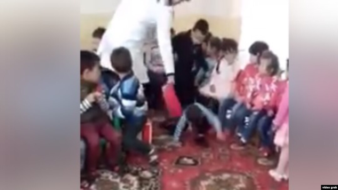 Жиззахда болаларни ураётган боғча тарбиячиси акс этган видео ижтимоий тармоқларда тарқалди