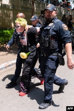 La Universitatea din Texas, polițiștii arestează un manifestant pro-palestinian. 29 aprilie 2024.