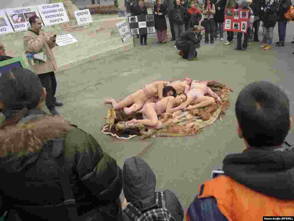 Aktivisti udruženja "Sloboda za životinje" organizirali su protest pod nazivom ¨Srbija bez krzna¨, 18.11.2011.