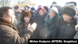 Полпред правительства в Нарынской области Аманбай Кайыпов с митингующими. 17 декабря 2014 года. 