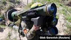 Ukrayna hərbçisi Javelin silahı ilə