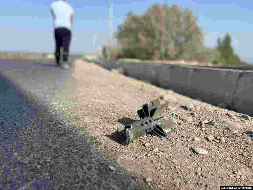 Часть снаряда, упавшего на дорогу в Баткенской области.