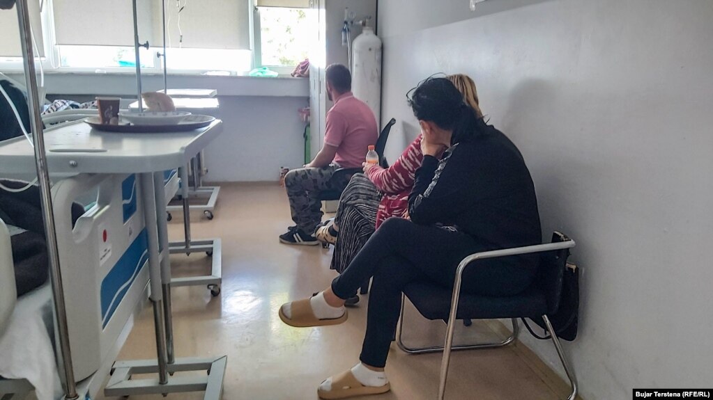 Krahas personelit shëndetësor, edhe familjarët kujdesen për të afërmit e tyre që janë të shtrirë në ndonjërën nga klinikat e QKUK-së.