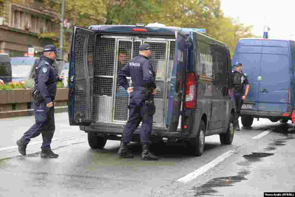 Policija je uhapsila muškarca iz ultradesničarske grupe okupljene u blizini mesta gde je planiran početak marša Evroprajd.