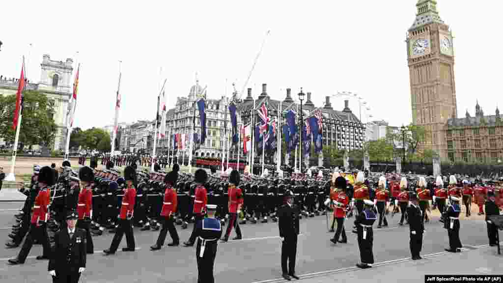 A koporsót a Királyi Haditengerészet díszegysége vitte a Westminster Hallból a Westminster-apátságba&nbsp;