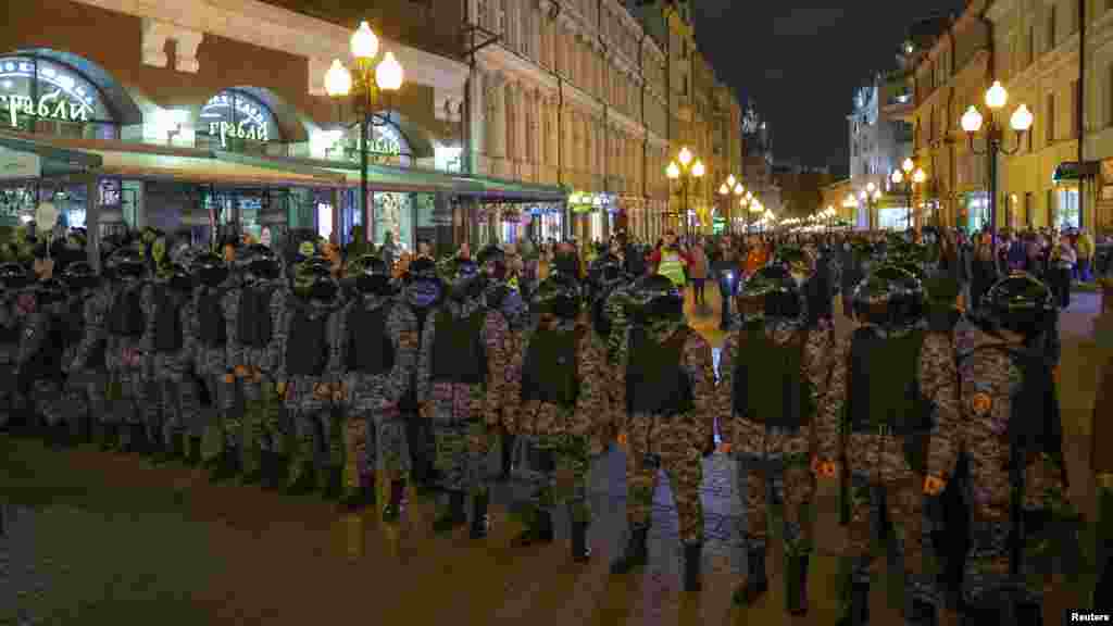 Orosz rendőrök sorfala egy nem engedélyezett gyűlésen, miután ellenzéki aktivisták utcára hívták az embereket a Vlagyimir Putyin elnök által elrendelt tartalékosok mozgósítása ellen Moszkvában 2022. szeptember 21-én