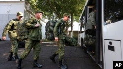 Ruski regruti voze se autobusom u blizini vojnog regrutnog centra u Krasnodaru, Rusija. Predsjednik Vladimir Putin olakšao je papirologiju i ponudio druge poticaje za strance koji se pridruže ruskim snagama.