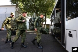 Recruți ruși urcă într-un autobuz în apropierea unui centru de recrutare militară din Krasnodar, Rusia, la 25 septembrie.