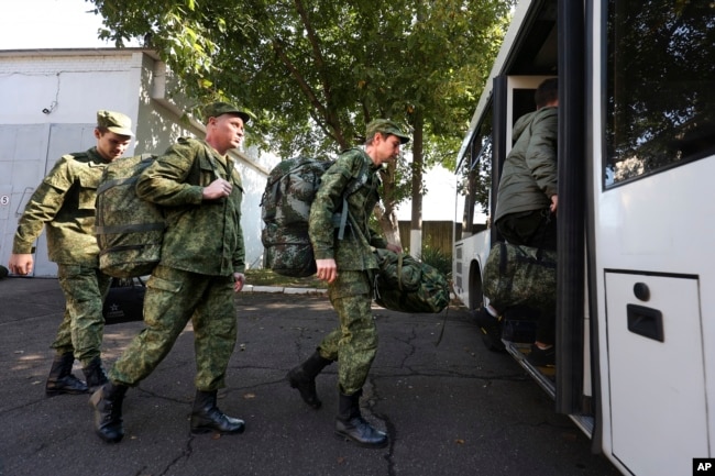 Rekrutët rusë duke hipur në një autobus pranë një qendre rekrutimi ushtarak në Krasnodar, më 25 shtator.