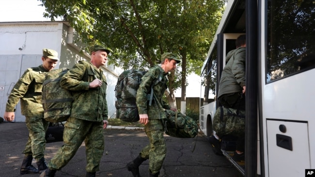 Російські новобранці сідають в автобус біля військового центру вербування в Краснодарі, вересень 2022 року