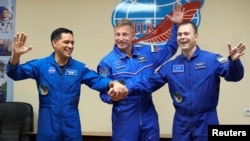 Астронавт NASA Фрэнк Рубио (слева) и космонавты "Роскосмоса" Сергей Прокопиев и Дмитрий Петелин перед полётом на МКС. Байконур (Казахстан), 20 сентября 2022 года (архив)