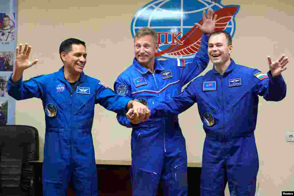 Frank Rubio (left), the first U.S. astronaut to board a Soyuz spacecraft launch since April 2021, joins hands with Russian counterparts Sergei Prokopyev (center) and Dmitry Petelin (right) on September 20. A U.S. Army doctor and veteran pilot, Rubio said he will appreciate the chance to contribute to research on how long-term weightlessness affects the human body during his six months in space.