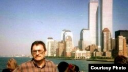 Автор на фоне Манхеттена и башен-близнецов.