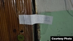 Дверь в квартиру Постникова после обыска