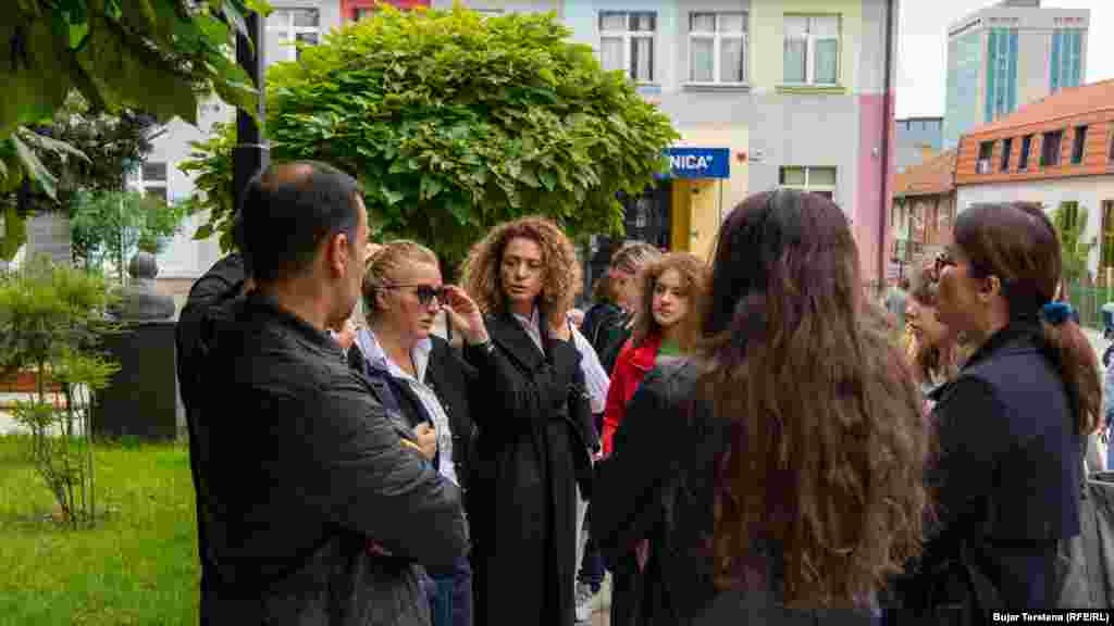 Prindërit e nxënësve duke protestuar në oborrin e Shkollës Fillore &quot;Faik Konica&quot; në Prishtinë.