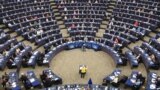 Victimele abuzurilor europarlamentarilor sunt adesea izolate. Nimeni nu vrea să-i ajute, pentru că și-ar periclita propria carieră. Abuzurile continuă în regim de secret deschis.