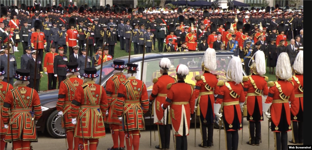 Nakon ceremonije državnog pogreba, ceremonije nošenja kovčega do Welington kapije, automobil u kojem se nalazi kovčeg kraljice Elizabete otišao je ka dvorcu Windsor u kojem će biti pokopana.&nbsp;