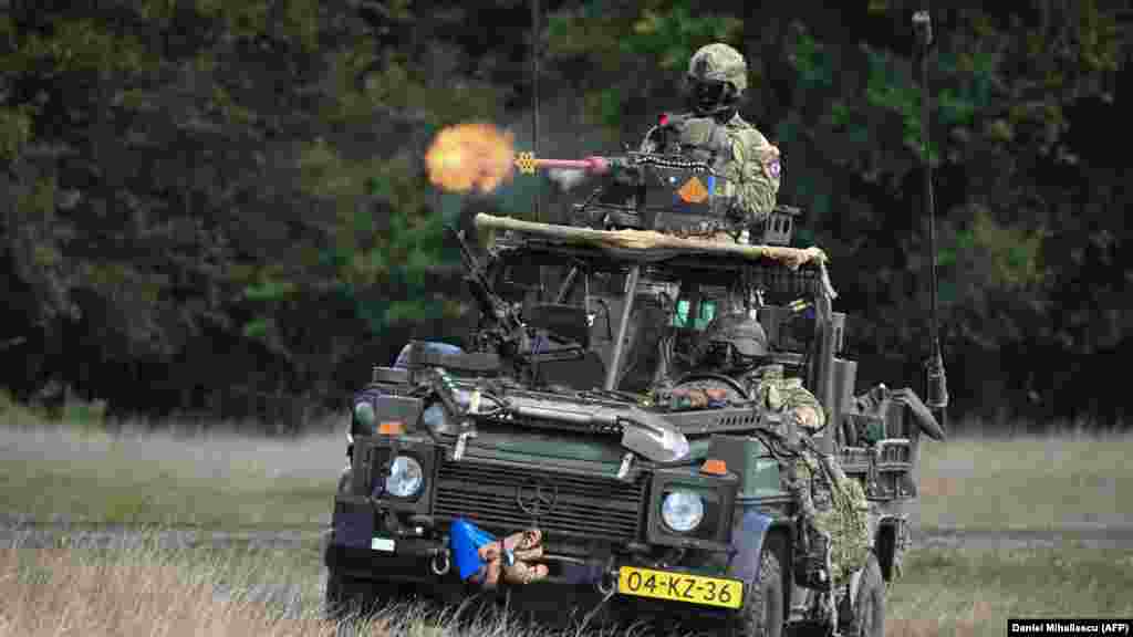 Holland katonák tüzelnek egy járműről egy gyakorlat során. A harccsoport romániai áthelyezését júniusra tervezték. Az egyelőre nem világos, hogy mi okozza a költözés késését
