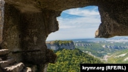 Місто в оточенні вертикальних урвищ: Мангуп-Кале (фотогалерея)