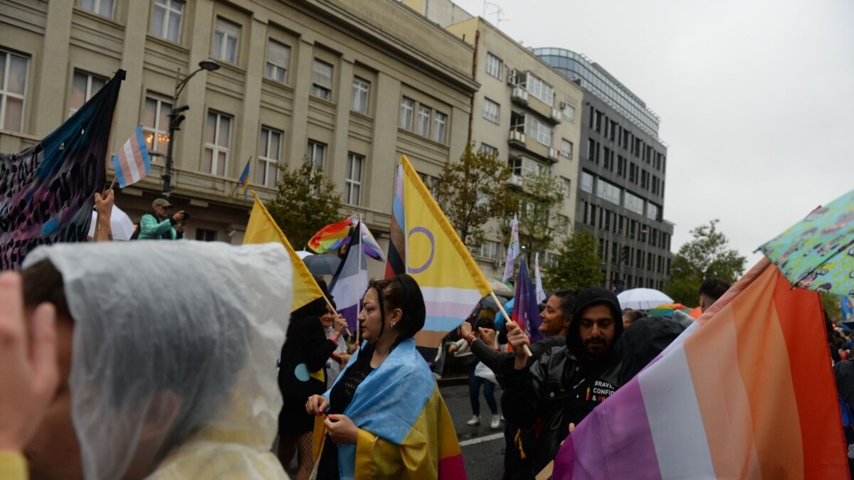 Сръбската полиция влезе в сблъсъци с крайнодесни демонстранти по време