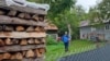 Românii care se încălzesc cu lemne, în zone neracordate la gaze naturale, ar putea beneficia de un ajutor de la stat pe metru cub de lemn, dacă acesta este achiziţionat cu factură. De cele mai multe ori oamenii îşi procură însă lemnul de foc de la intermediari, fără factură. 