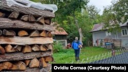 Potrivit Strategiei Naționale a României, aproximativ 3.5 milioane de locuințe din mediul rural se încălzesc pe bază de combustibil solid (lemne sau cărbune). Cu toate acestea, oamenii fie preferă să-și curețe singuri coșurile de fum, fie deloc, punându-și viața în pericol.