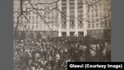 Miting în fața sediului Comitetului Central al Partidului Comunist din Moldova (azi sediul Parlamentului R. Moldova), 1990