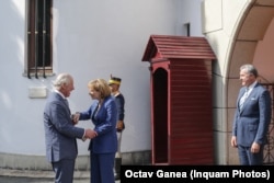 La ultima sa vizită în România, în luna mai, prințul Charles a fost primit la Cotroceni de președintele Klaus Iohannis, dar și la palatul Elisabeta, de către principesa Margareta. El a participat atunci și la lansarea unui amplu proiect transfrontalier de împădurire.