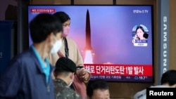 Ljudi u Seulu gledaju vijesti o Sjevernoj Koreji koja ispaljuje balistički projektil prema moru kod svoje istočne obale, Južna Koreja, 25. septembar 2022.
