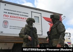 Российские военнослужащие рядом с мобильным пунктом отбора на контрактную службу