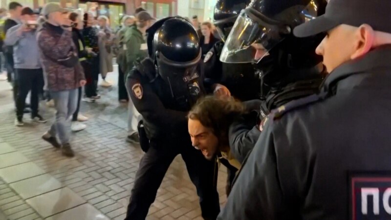 Aproape 2.500 protestatari contra mobilizării arestați în Rusia