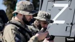 Военнослужащие во время смотра сил чеченских военных подразделений на территории резиденции главы Чечни, 29 марта 2022 года. Иллюстрационное фото